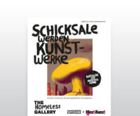 Quatrtatischer weißer Katalog, mit dem Bild eines großen gelben Pilzes und in schwarz der Titel "Schicksale werden Kunstwerke"
