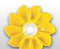 Das gezeigte Bild ist eine gelbe, blumenförmige Solarleuchte mit einer zentralen, transparenten Kapsel, die ein Leuchtmittel enthält, und einem kleinen, runden Schalter mit Sonnensymbol und dem Namen „little sun“ auf einem der Blütenblätter. Ein weiser Druckknopf ist direkt daneben.