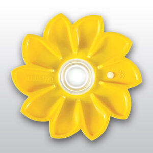 Das gezeigte Bild ist eine gelbe, blumenförmige Solarleuchte mit einer zentralen, transparenten Kapsel, die ein Leuchtmittel enthält, und einem kleinen, runden Schalter mit Sonnensymbol und dem Namen „little sun“ auf einem der Blütenblätter. Ein weiser Druckknopf ist direkt daneben.