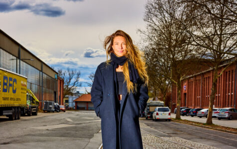 Eine Frau mit lockigen Haaren steht auf einer grünen Kiste