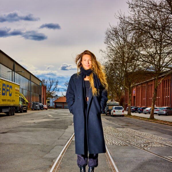 Eine Frau mit lockigen Haaren steht auf einer grünen Kiste