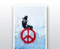 Das Bild, das oft Banksy zugeschrieben wird, zeigt eine dunkle, vermummte Figur, die einen Baseballschläger hält und auf einem großen, roten Peace-Zeichen sitzt, das an eine Wand gesprüht ist.