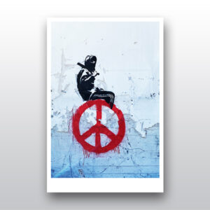 Das Bild, das oft Banksy zugeschrieben wird, zeigt eine dunkle, vermummte Figur, die einen Baseballschläger hält und auf einem großen, roten Peace-Zeichen sitzt, das an eine Wand gesprüht ist.