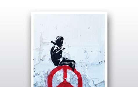 Das Bild, das oft Banksy zugeschrieben wird, zeigt eine dunkle, vermummte Figur, die einen Baseballschläger hält und auf einem großen, roten Peace-Zeichen sitzt, das an eine Wand gesprüht ist.