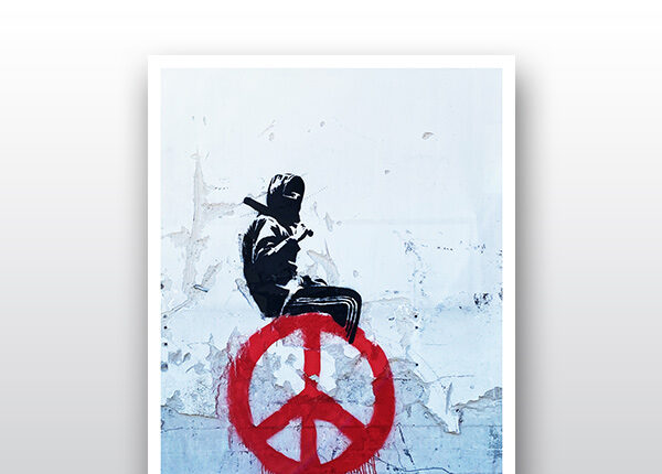 Das Bild, das oft Banksy zugeschrieben wird, zeigt eine dunkle, vermummte Figur, die einen Baseballschläger hält und auf einem großen, roten Peace-Zeichen sitzt, das an eine Wand gesprüht ist.