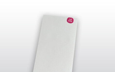 Das Bild zeigt einen weißen rechteckigen Notizblock. Oben rechts ein kleiner magentafarbene Kreis mit dem Text: „seit 1993“. Am unteren Rand ist das Hinz&Kunzt Logo aufgedruckt