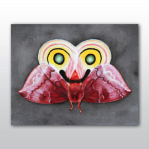 Im Mittelpunkt des Bildes steht ein großes, symmetrisches Insekt, das in seiner Form an eine Motte oder einen Schmetterling erinnert. Die Farbpalette ist lebhaft und kontrastreich. Die oberen Flügel sind hauptsächlich in Gelb- und Rottönen gehalten, mit prominenten, runden Mustern, die an Augen erinnern und grüne Pupillen haben. Die unteren Flügel sind in verschiedenen Rottönen gehalten, von hellem Rosa bis zu tiefem Weinrot. Der Körper des Insekts ist ebenfalls rot mit schwarzen Akzenten. Die "Augen" auf den oberen Flügeln sind von konzentrischen Ringen in Gelb, Orange und Rosa umgeben. Der Körper des Insekts ist schlank und rot, mit angedeuteten Beinen und Fühlern. Die Flügel zeigen feine Muster und Adern. Der Hintergrund ist schlicht und einfarbig grau, wodurch das farbenfrohe Insekt stark hervorsticht. Die Darstellung ist stilisiert und nicht fotorealistisch, mit klaren Linien und einer fast grafischen Qualität. Die Symmetrie des Insekts ist sehr ausgeprägt.