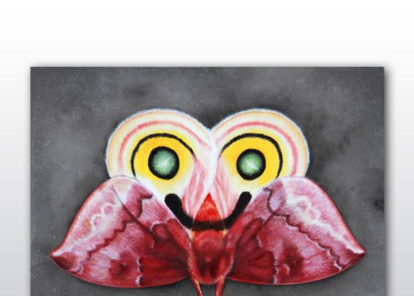 Im Mittelpunkt des Bildes steht ein großes, symmetrisches Insekt, das in seiner Form an eine Motte oder einen Schmetterling erinnert. Die Farbpalette ist lebhaft und kontrastreich. Die oberen Flügel sind hauptsächlich in Gelb- und Rottönen gehalten, mit prominenten, runden Mustern, die an Augen erinnern und grüne Pupillen haben. Die unteren Flügel sind in verschiedenen Rottönen gehalten, von hellem Rosa bis zu tiefem Weinrot. Der Körper des Insekts ist ebenfalls rot mit schwarzen Akzenten. Die "Augen" auf den oberen Flügeln sind von konzentrischen Ringen in Gelb, Orange und Rosa umgeben. Der Körper des Insekts ist schlank und rot, mit angedeuteten Beinen und Fühlern. Die Flügel zeigen feine Muster und Adern. Der Hintergrund ist schlicht und einfarbig grau, wodurch das farbenfrohe Insekt stark hervorsticht. Die Darstellung ist stilisiert und nicht fotorealistisch, mit klaren Linien und einer fast grafischen Qualität. Die Symmetrie des Insekts ist sehr ausgeprägt.