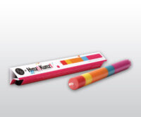 Das Bild zeigt eine mehrfarbige Stabkerze in verschiedenen horizontalen Farbschichten gestaltet, darunter Rot, Gelb, Orange, Türkis und Pink.