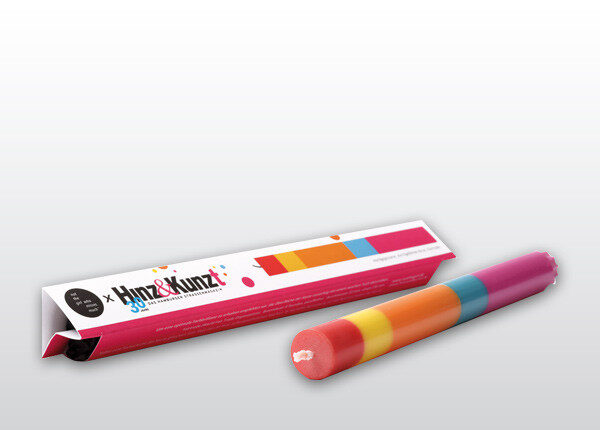 Das Bild zeigt eine mehrfarbige Stabkerze in verschiedenen horizontalen Farbschichten gestaltet, darunter Rot, Gelb, Orange, Türkis und Pink.