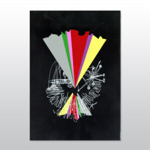 Das Kunstwerk zeigt eine abstrakte Komposition auf schwarzem Hintergrund, die sich durch kräftige, strahlenförmige Farbfelder und schematische, skizzenhafte Zeichnungen auszeichnet. Das Bild ist in der Mitte durch eine vertikale Achse geteilt, von der farbige Strahlen ausgehen, die an Licht oder Energie erinnern. Im oberen Bereich dominieren breite, farbige Flächen in Grau, Grün, Rosa, Rot, Gelb und Lila, die sich nach unten hin verjüngen. Im unteren Bereich finden sich organische, skizzenhafte Linien und Formen in Weiß, die an architektonische Strukturen, Notizen oder chaotische Gedanken erinnern.