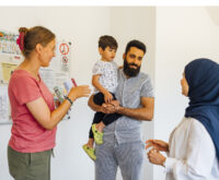 Elke Spinneker (links) gibt Ibrahim Ayam Tipps, Noor Jafaar übersetzt. Foto: Miguel Ferraz