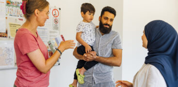 Elke Spinneker (links) gibt Ibrahim Ayam Tipps, Noor Jafaar übersetzt. Foto: Miguel Ferraz