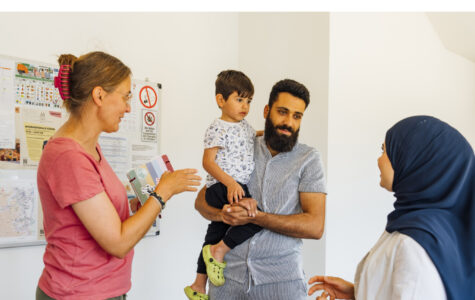 Elke Spinneker (links) gibt Ibrahim Ayam Tipps, Noor Jafaar übersetzt. Foto: Miguel Ferraz