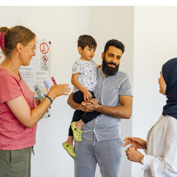 Elke Spinneker (links) gibt Ibrahim Ayam Tipps, Noor Jafaar übersetzt. Foto: Miguel Ferraz