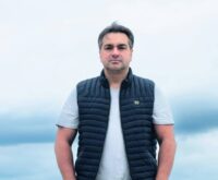 Teyfik Sahin bekommt von Schülern regelmäßig Waffen in die Hand gedrückt. Die hätten sie angeblich gefunden. Foto: Mauricio Bustamante