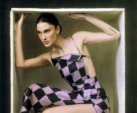 Eine Frau sitzt in einer engen Kiste