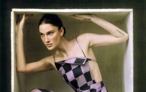 Eine Frau sitzt in einer engen Kiste