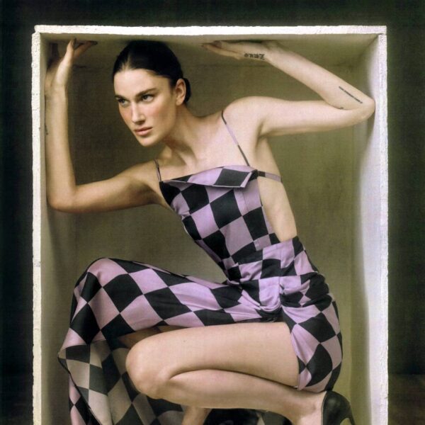 Eine Frau sitzt in einer engen Kiste