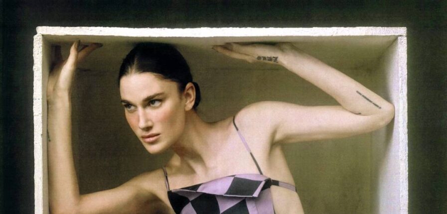 Eine Frau sitzt in einer engen Kiste