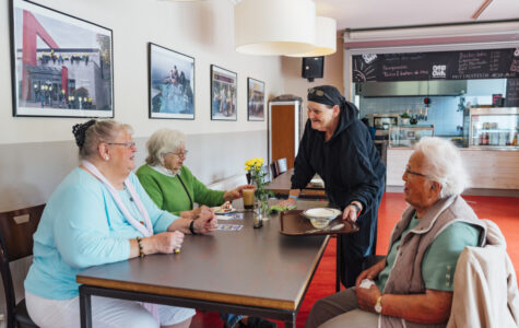 Drei Seniorinnen essen im Café Osborn zu Mittag.
