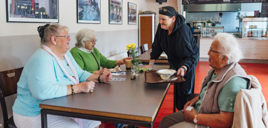Drei Seniorinnen essen im Café Osborn zu Mittag.