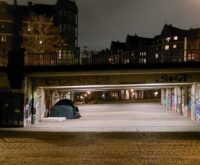 Ein Zelt und eine Matratze unter der Brücke am Hamburger Fischmarkt.