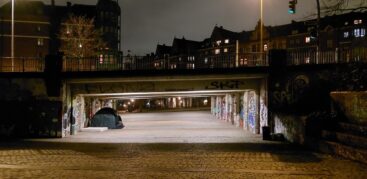 Ein Zelt und eine Matratze unter der Brücke am Hamburger Fischmarkt.