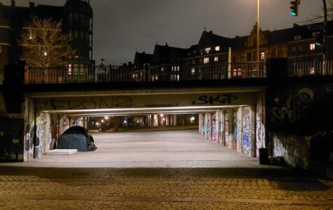 Ein Zelt und eine Matratze unter der Brücke am Hamburger Fischmarkt.