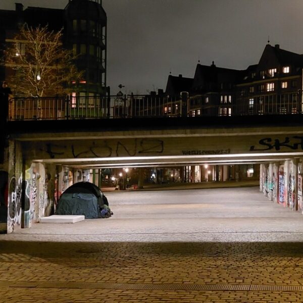 Ein Zelt und eine Matratze unter der Brücke am Hamburger Fischmarkt.