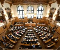 Blick in den Sitzungssaal der Hamburgischen Bürgerschaft im Rathaus. Foto: Hamburgische Bürgerschaft/Michael Zapf