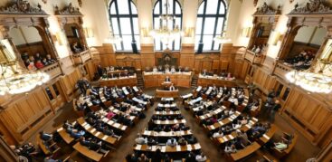 Blick in den Sitzungssaal der Hamburgischen Bürgerschaft im Rathaus. Foto: Hamburgische Bürgerschaft/Michael Zapf