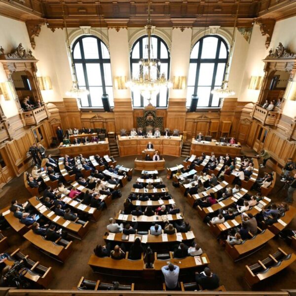 Blick in den Sitzungssaal der Hamburgischen Bürgerschaft im Rathaus. Foto: Hamburgische Bürgerschaft/Michael Zapf