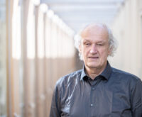 Porträt eines grauhaarigen Mannes im dunkelgrauen Hemd