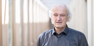 Porträt eines grauhaarigen Mannes im dunkelgrauen Hemd