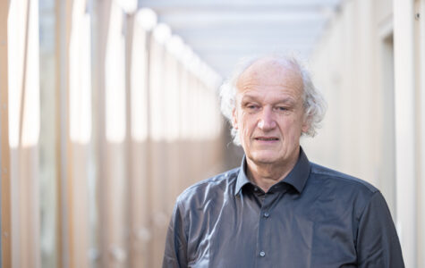 Porträt eines grauhaarigen Mannes im dunkelgrauen Hemd