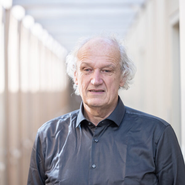 Porträt eines grauhaarigen Mannes im dunkelgrauen Hemd