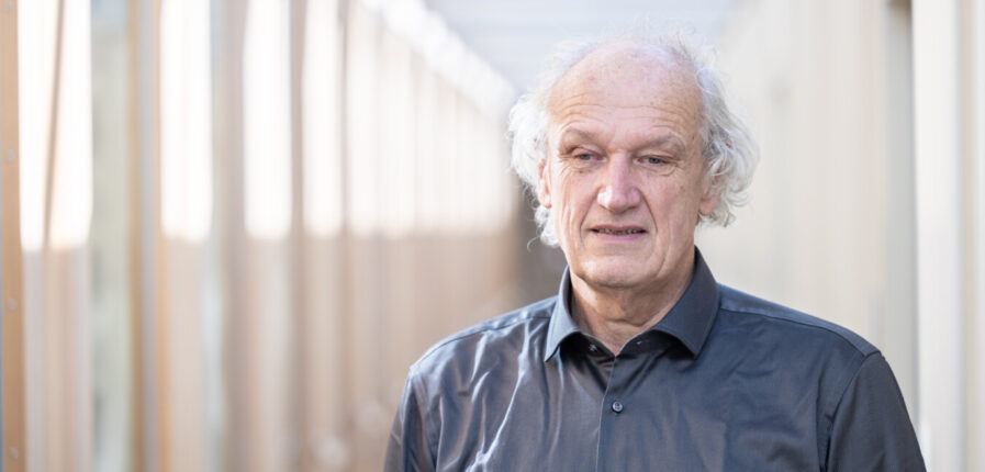 Porträt eines grauhaarigen Mannes im dunkelgrauen Hemd