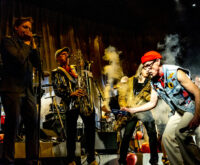 Musizierende auf einer Bühne