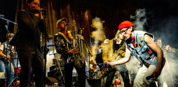 Musizierende auf einer Bühne