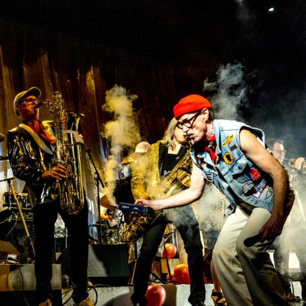 Musizierende auf einer Bühne