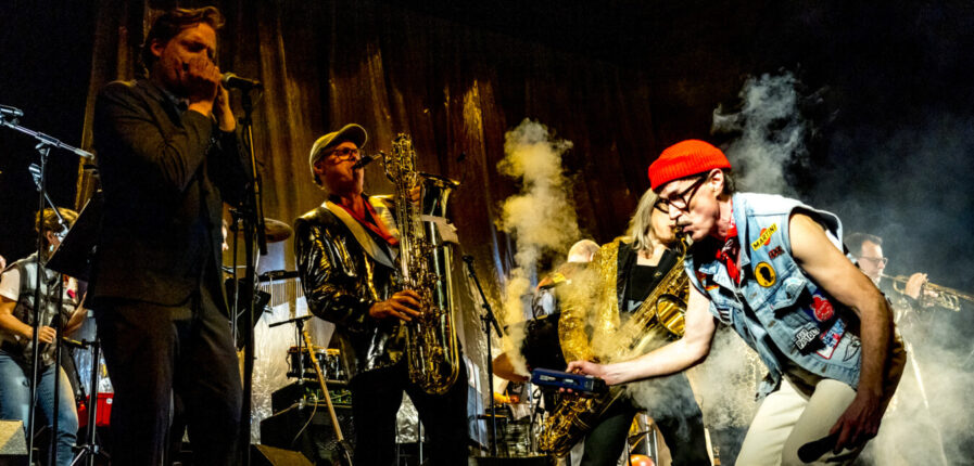 Musizierende auf einer Bühne