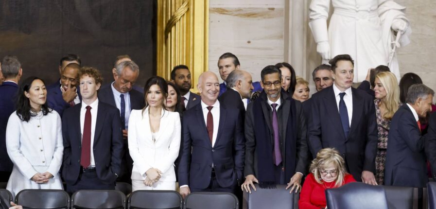 Die Bosse der großen US-Tech-Firmen bei der Amtseinführung von Donald Trump. „Wir haben es mit einer Allianz zu tun, die bestenfalls auf den eigenen Gewinn aus ist und schlimmstenfalls ihr eigenes Weltbild durchsetzen will“, sagt Björn Staschen. Foto: Actionpress / CNP via ZUMA Press Wire / Zuma P