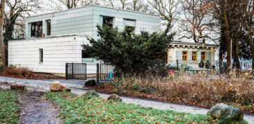 Ein Foto von außen von dem Drogenkonsumraum Abrigado