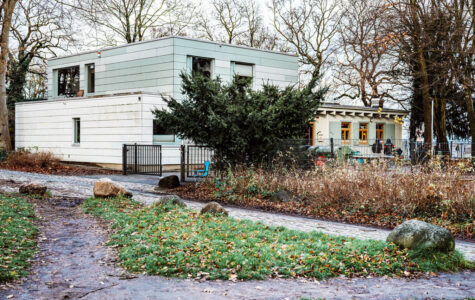 Ein Foto von außen von dem Drogenkonsumraum Abrigado