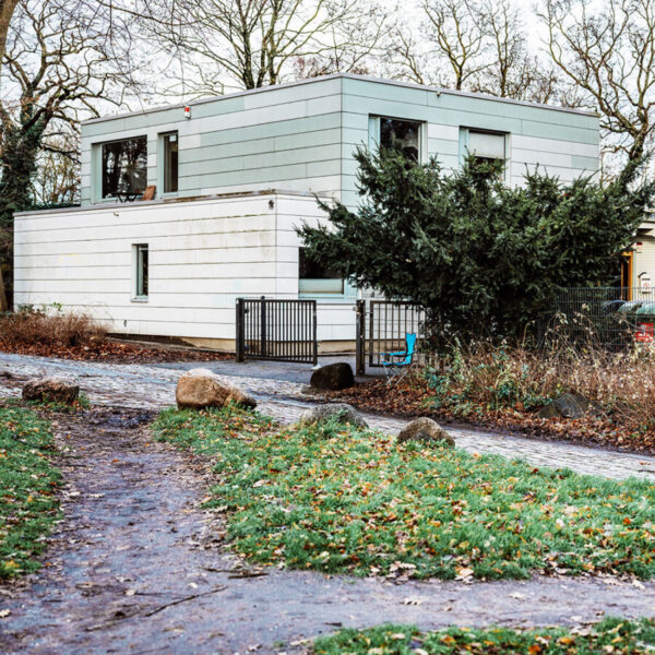 Ein Foto von außen von dem Drogenkonsumraum Abrigado