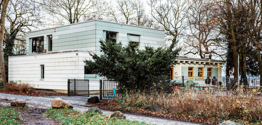 Ein Foto von außen von dem Drogenkonsumraum Abrigado