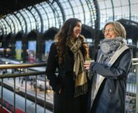 Lea Balkenhol (links) und ihre Mutter Katja unterstützen Hinz&Kunzt seit vielen Jahren als Leserinnen und Spenderinnen. Foto: Imke Lass