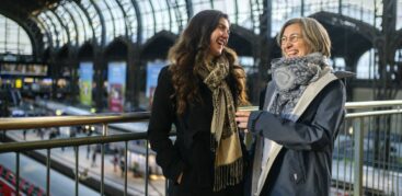 Lea Balkenhol (links) und ihre Mutter Katja unterstützen Hinz&Kunzt seit vielen Jahren als Leserinnen und Spenderinnen. Foto: Imke Lass