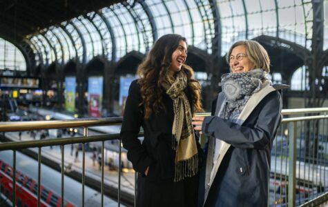 Lea Balkenhol (links) und ihre Mutter Katja unterstützen Hinz&Kunzt seit vielen Jahren als Leserinnen und Spenderinnen. Foto: Imke Lass